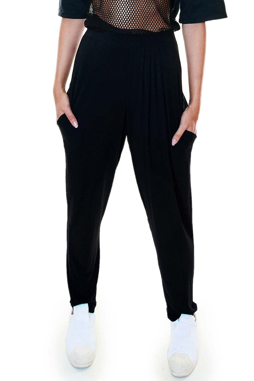 Pleated black pants with relaxed fit – zoom on waistband and pockets