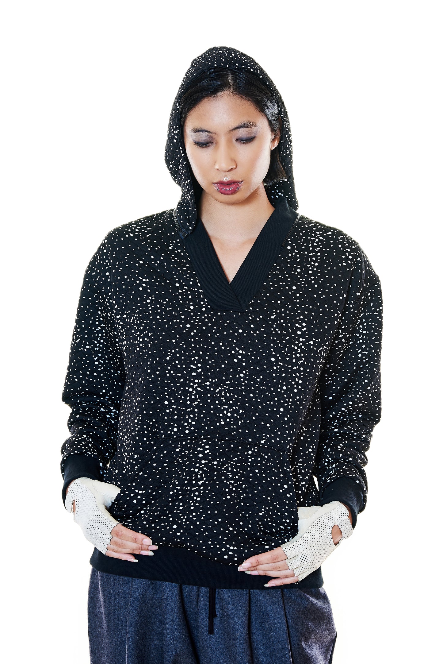 Close-up of dotted quilted hoodie with kangaroo pocket and contrast trim – Casa Como Boutique